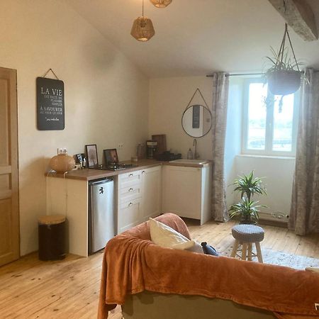 Premier Etage D Une Jolie Maison A La Campagne Montravers Екстериор снимка