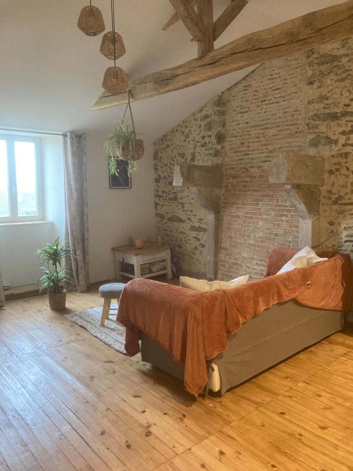 Premier Etage D Une Jolie Maison A La Campagne Montravers Екстериор снимка